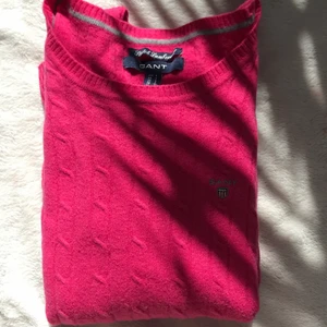 Gant tröja - Äkta Gant tröja som är jätte snygg😍 säljer för att jag inte fått användning av den. Jätte fint skick, använd en gång. Skriv till mig om du undrar något eller vill ha fler bilder❤️