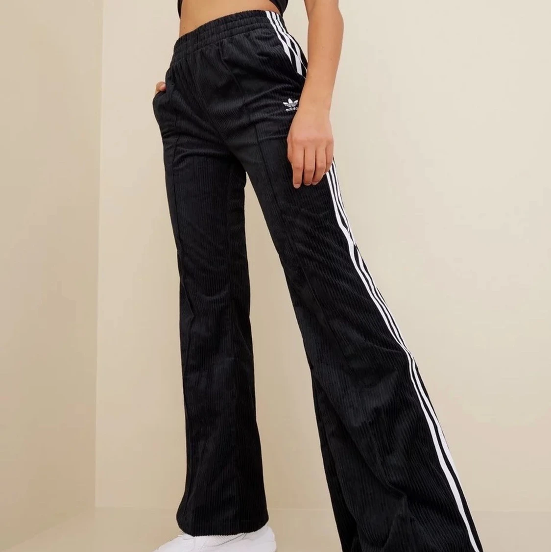 Adidas byxor med bootcut