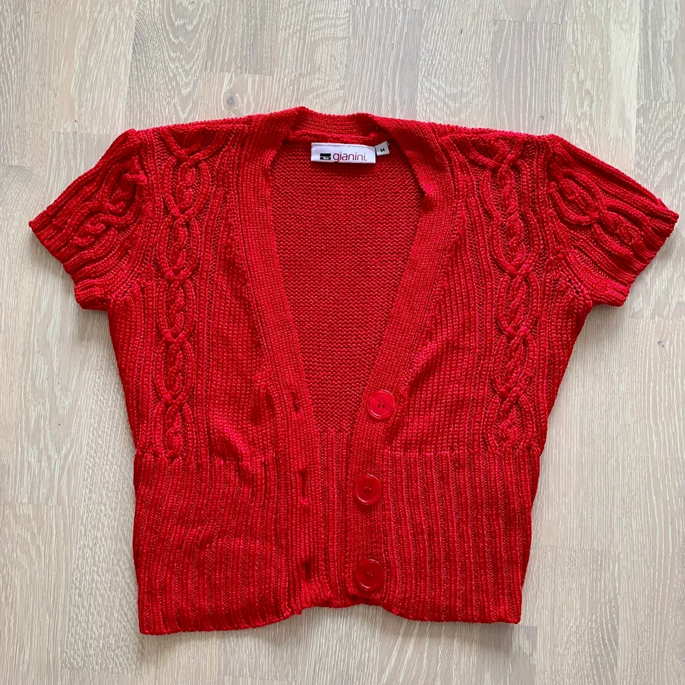 Jättecool röd tröja som jag tyvärr inte använder! Betalning via swish 🥰. Skjortor.