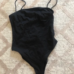 Body - Svart body med smala band. Aldrig använd. Från zara. Storlek M men något litet i storleken så skulle säga att det passar en xs och s. Skickas som ett brev eller möts upp i Sthlm. :) 