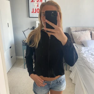 Kofta - Säljer denna fina svarta kofta från zara med dragkedja och luva! Den är en aning nopprig där av de billiga priset!