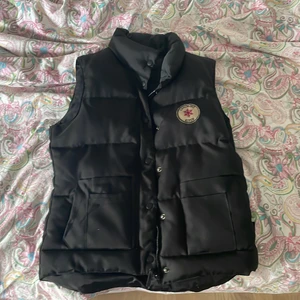 Väst - Säljer denna snygga väst som för övrigt är köpt här på plick. Säljer pga av att den inte kommer till användning. 