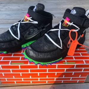 Air force 1 mid x Off-White  - Nike air force 1 mid x Off-White.  Stl 44,5  Dead stock// aldrig använda. Köparn står för frakt. Öppen för byten Palm angels track pants