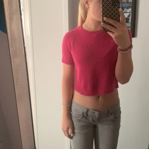 Stickad topp - Rosa stickad topp från zara. Använd fåtal gånger. Storleken är 10 år men skulle säga att den passar 10-13 åringar kanske.