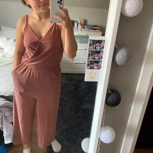 Jumpsuit från monki i storlek xs  - Den super sköna jumpsuit från monki säljer jag så den inte kommer till användning. Materialet är helt underbart och den har även fickor. Benen är en aningen croppade på mig som är 160 (däremot lite längre ben). Den är en fin brons/rosa färg.