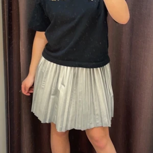 Silvrig kjol från Name it! - En as ball silvrig kort kjol från name it , använd 1 gång och är då i ny skick! Storlek 164