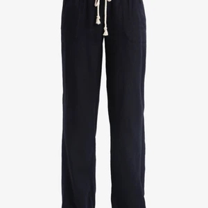 Roxy linnebyxor  - Nu säljer jag mina mycket populära svarta linnebyxor från roxy storlek S. De är endast använda 2-3 gånger och är i nyskick bortsätt från att jag sprättat upp sömnen längst ner för att byxorna ska bli någon cm längre. Helt slutsålda!