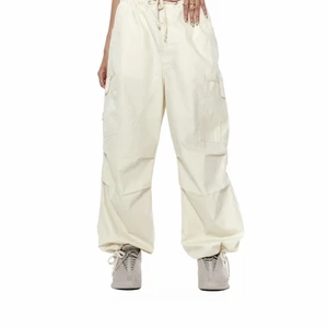 ECRU PARACHUTE CARGO PANTS - Populära parachute byxor från Jaded London! HELT NYA, aldrig använda pga fel storlek. Köpt för 950 säljer för 800kr, köparen står för frakt:)