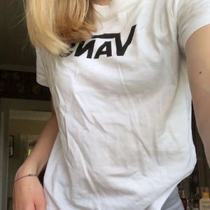 Vans t-shirt - En vit T-shirt ifrån vans i strl xs ❤️ inget fel på den men säljer den för att den inte är min stil ❤️ köpt på ridestore 