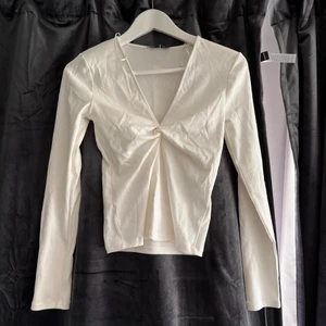 Långärmad tröja  - Vit tröja från Zara, oanvänd med prislapp kvar!