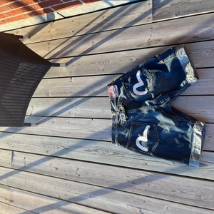 Riktigt feta evisu shorts perfekta för sommar - Sitter perfekt ner till knäna, topp skick, skön fit på dom, säljer för jag behöver sommar pengar