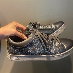 glitter skor - Sååå snygga skor med glitter på sidorna!! Perfekta för att liva upp en outfit, men säljer då jag har många andra skor, och inte får användning för dom här 😫💕😁💓 Jättefint skick, utan några tydliga defekter. Pris kan diskuteras vid snabb affär 😍❤️‍🔥🫶🏼