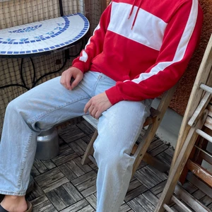 Röd hoodie - En vanlig röd hoodie med vita detaljer i storlek M