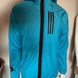 Ny Adidas wind jacket Strl M - Ny Adidas funktionsjacka i Strl M Ca nypris i handeln 900:-
