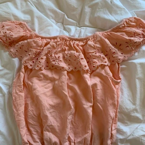 Blusar  - Säljer dessa 3 blusar för 50kr styck. Har aldrig använts och är i storlek 152. 