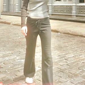 Brandy Melville Hilary Yoga Pant  - Lågmidjade mjukisbyxor ifrån Brandy Melville. Super fina å sköna. Endast använda fåtal gånger. Super bra skick! Köpta för en månad sedan, därav priset. Slutsålda i denna färg.💙