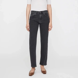 Totême, twisted seam denim grey wash - Superfina jeans från totême. Behöver tyvärr sälja för att jag behöver en storlek större. Bara använt några gånger. Nypris: 2100! Köparen står för frakt 🫶🏽