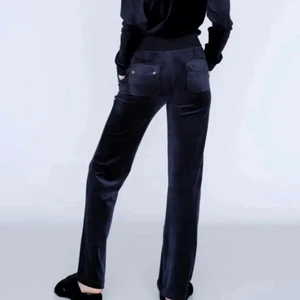 Juicy couture byxor - Jättefina mörkblåa juicy byxor, knappt använda, säljer bara för jag tröttnat. Stoleken är S