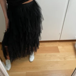 Kjol - Säljer en kjol som är köpt i en liten butik i Göteborg (kommer ej ihåg namnet). Aldrig använd. Skriv vid frågor eller fler bilder 