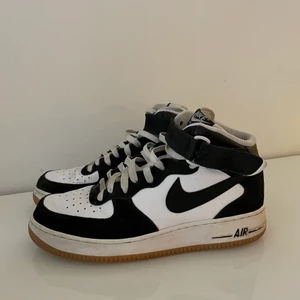Nike airforce höga - Höga Nike airforce i en special edition i fint skick!! Storlek 44 Kan mötas upp i Stockholm och skicka dom men köparen står då för frakt! 