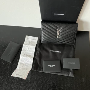 ysl väska - köpt från nk. kvitto och äkthetsbevis finns. väskan är som ny. köpt för 10150kr en månad sen 