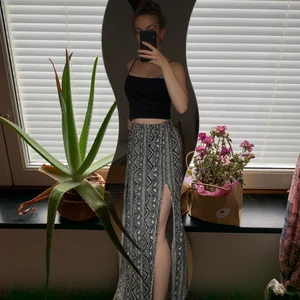 Mönstrad långkjol - En jättefin och luftig mönstrad långkjol från Bikbok med två slits ♥️ Säljes då den är för lång för mig och jag inte orkar dra fram symaskinen haha