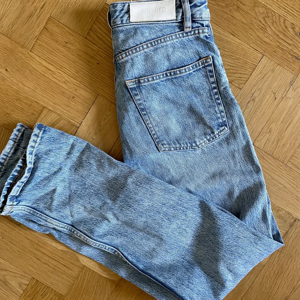 Bra skick, inga fläckar eller håligheter. Dragkedja fungerar. Högmidjade och superfin ljus tvätt på denim. Jag är 177 cm lång o de är liiite korta på mig i benen tycker jag, så perfekta om du är något kortare. . Jeans & Byxor.