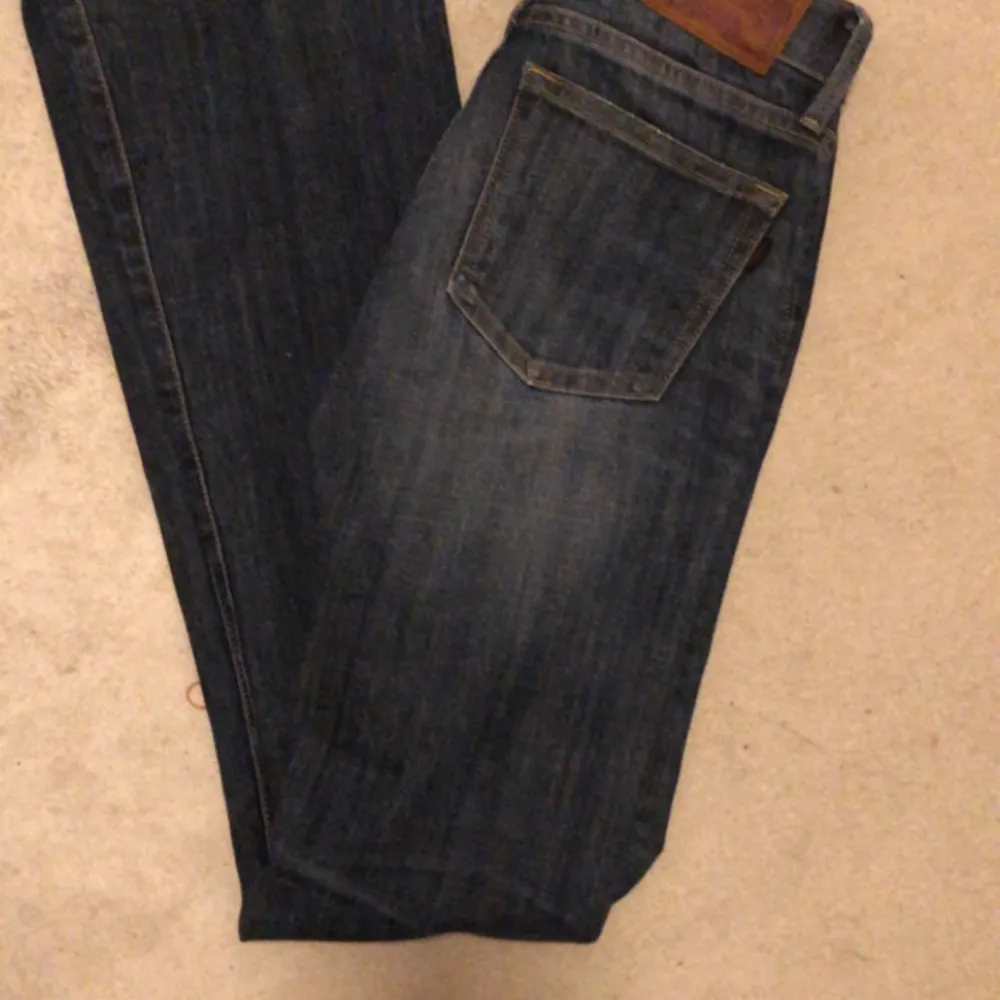 Jättesnygga jeans från crocker som jag köpt på Plick. Tyvärr var dme för små i midjan men dem sitter perfekt på längden och jag är 167. Ser inga slitage. Dem är lågmidjade. Tveka inte på att ställa frågor 💗💗 bud på 320kr . Jeans & Byxor.