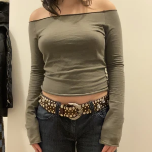 Brandy melville tröja - Grön off-shoulder tröja från brandy melville🧚🏻 Frakt: 45kr