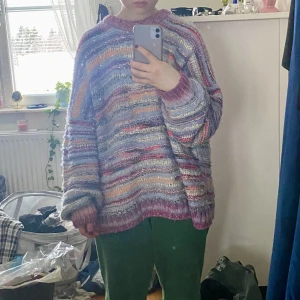 Bik Bok stickad tröja - DEN färgglada stickade tröjan från bik bok! Säljer pga att den var för stor på mig :) som referens är jag 155 och den gick till nedanför höften på mig