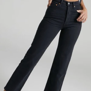 Levis jeans - Jättesnygga högmidjade Levis jeans i svart. Använda några gånger men i mycket fint skick. 