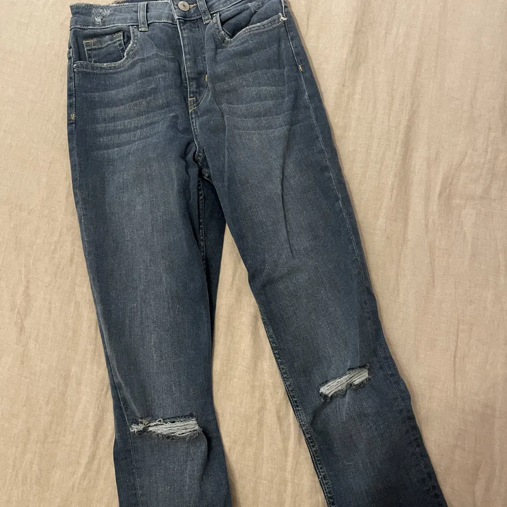 Jeans från H&M, fint skick, mjukt och stretchigt material. Medium waist. . Jeans & Byxor.