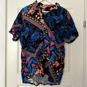 Sommar Skjorta - Medium - Fin skjorta från Primark💯 aldrig använd😁 Storlek: Medium Färg: Flerfärgad Märke: Primark