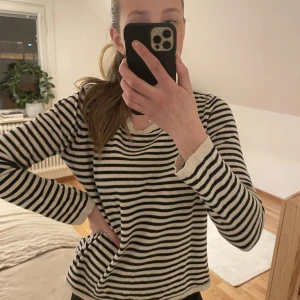 Randig tröja  - Skön randig tröja i 100% bomull. Knappt använd så i fint skick! 