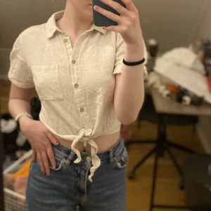 Beige blus 🌾 - Superfin beige, croppad blus som knyts framtill från Pimkie.  Nyskick och i princip oanvänd, inte struken på bilderna dock:)  Säljer då den tyvärr inte kommer till användning.🌾