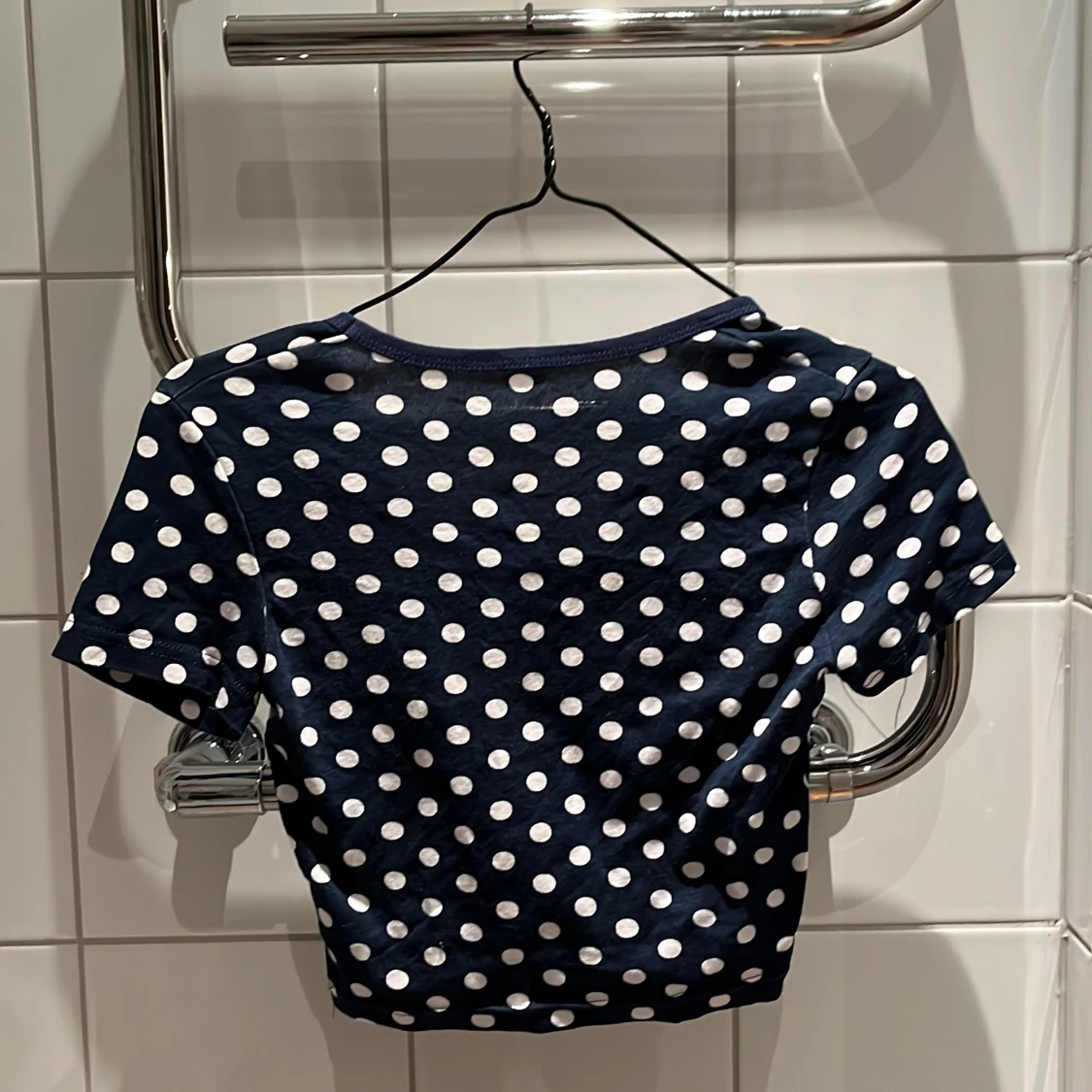 Prickig mörkblå croptop - 90