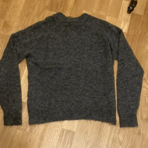 Tjocktröja Zara - Jättefin tröja från Zara i ull, precis lagom att ha under jackan när man åker skidor och perfekt för våren att ha under en tunnare jacka! Den är endast tvättad en gång och köptes för 400kr❤️Den är i storlek M men passar utmärkt på Xxs-M