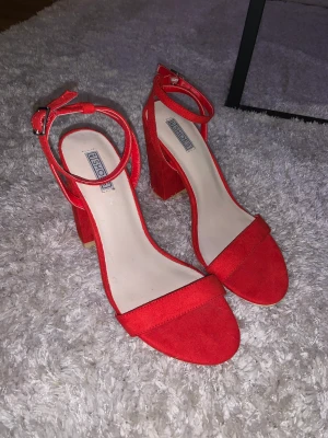 Korallröda klackskor  - Säljer mina korallröda klackskor i storlek 37. Aldrig använda endast testade. Det finns ett litet märke på den ena klacken på skon (se bild 3).