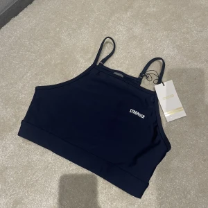 Sport bh stronger  - Säljer denna marinblå sport-bh från stronger som är oanvänd!! I storlek M 💞