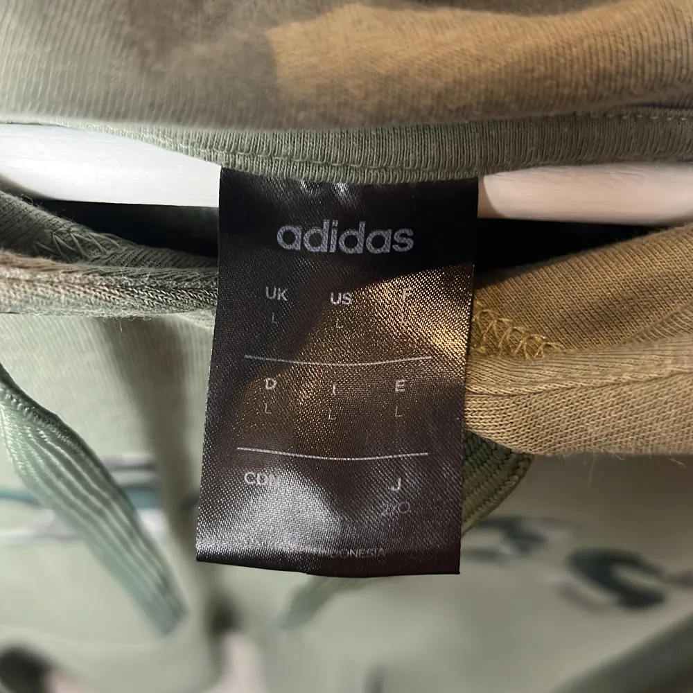 Adidas hoodie med storlek med i bilden. Använd ca 10 gånger.. Hoodies.