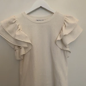Zara tröja - Kortärmad zara tröja med volanger. Aldrig använd.💕