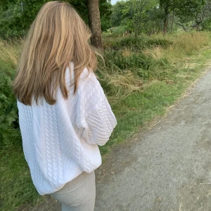 Stickad tröja  - Vit stickad tröja från Malina Wong. Använd ett fåtal gånger på sommaren. 