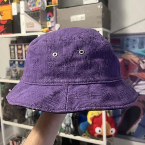 Louis Vuitton Bucket Hat - Fiskehatt i storlek Medium. Nypris 6500kr. Två sidig.