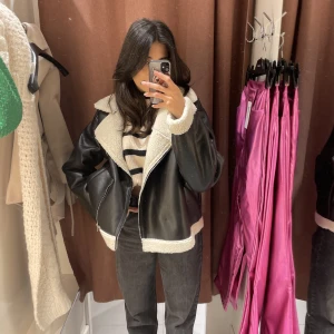 Superfin jacka  - Använd 3 gånger, i skick som ny! Nypris: 699kr! Jag bär i vanliga fall strl XS-S, fin som oversize! 