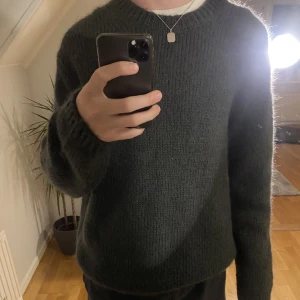 Arket Mohair Sweater - Säljer nu min skit snygga Arket Tröja. Väldigt sparsamt använd Arket Mohair Sweater i Grå. Nypris 1250kr.
