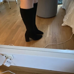 K.cobler Boots - Säljer ett par super snygga svarta boots ifrån k.cobler💛De är i storlek 37/38 och sitter så fint på!🤗De är i superbra skick och har använt få gånger.💖