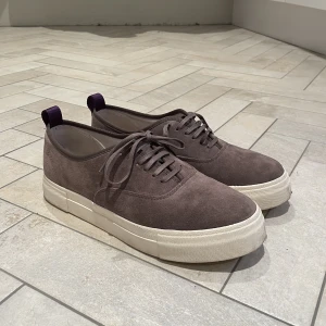 Eytys mother suede - Eytys mother suede sparsamt använda, size 43 Färg: iron  Box finns!