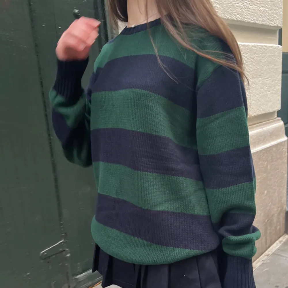 Brandy Melville sweater 😍 Otroligt fin tröja från Brandy! ☺️ Säljer pga att jag har en ungefär likadan. Bra skick! 3dje bilden är min! Kom privat för mått & fler bilder.. Stickat.