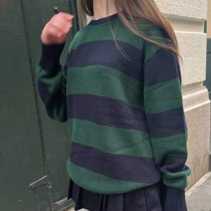 Brandy Melville sweater 😍 Otroligt fin tröja från Brandy! ☺️ Säljer pga att jag har en ungefär likadan. Bra skick! 3dje bilden är min! Kom privat för mått & fler bilder.