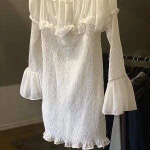 Vit klänning  - Vit klänning från fashionnova, den är ej använd. Bra skick. 
